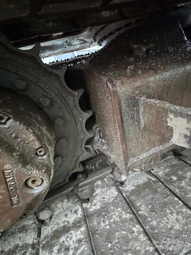 JCB JS 130 Гусеничні екскаватори