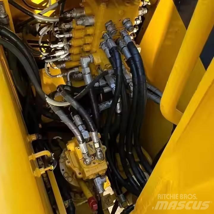 Komatsu PC130 Гусеничні екскаватори