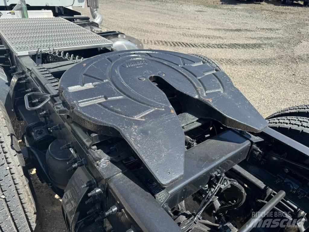 Peterbilt 567 Тягачі