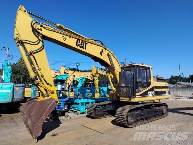 CAT 320 Гусеничні екскаватори
