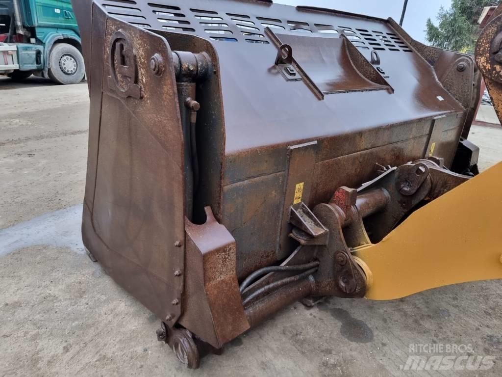 CASE 821 F Фронтальні навантажувачі