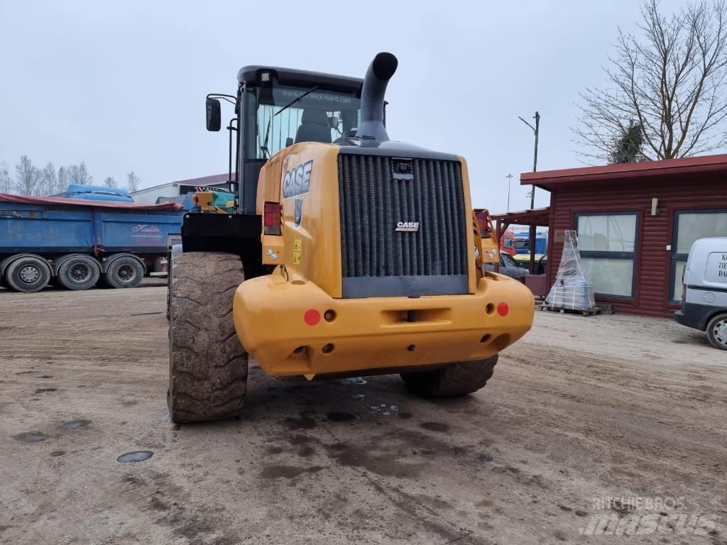 CASE 821 F Фронтальні навантажувачі