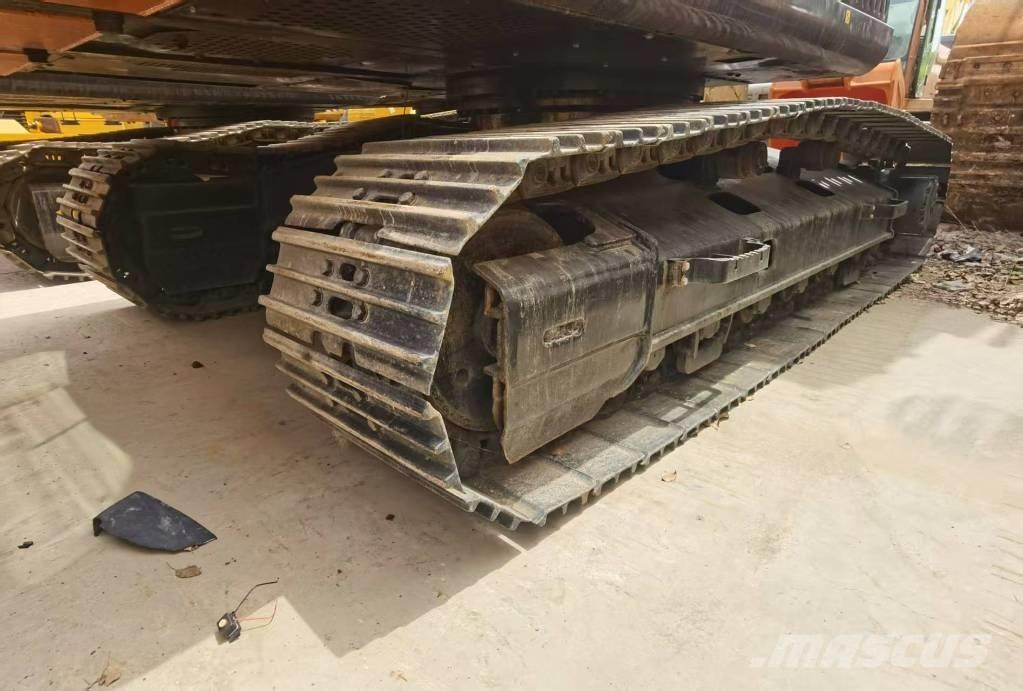 Hitachi ZX 210 Гусеничні екскаватори