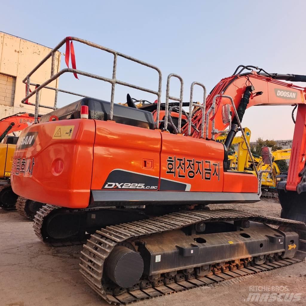Doosan 225 LC Гусеничні екскаватори