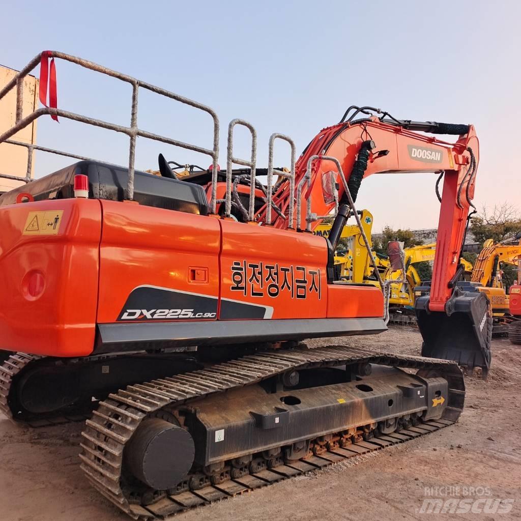 Doosan 225 LC Гусеничні екскаватори