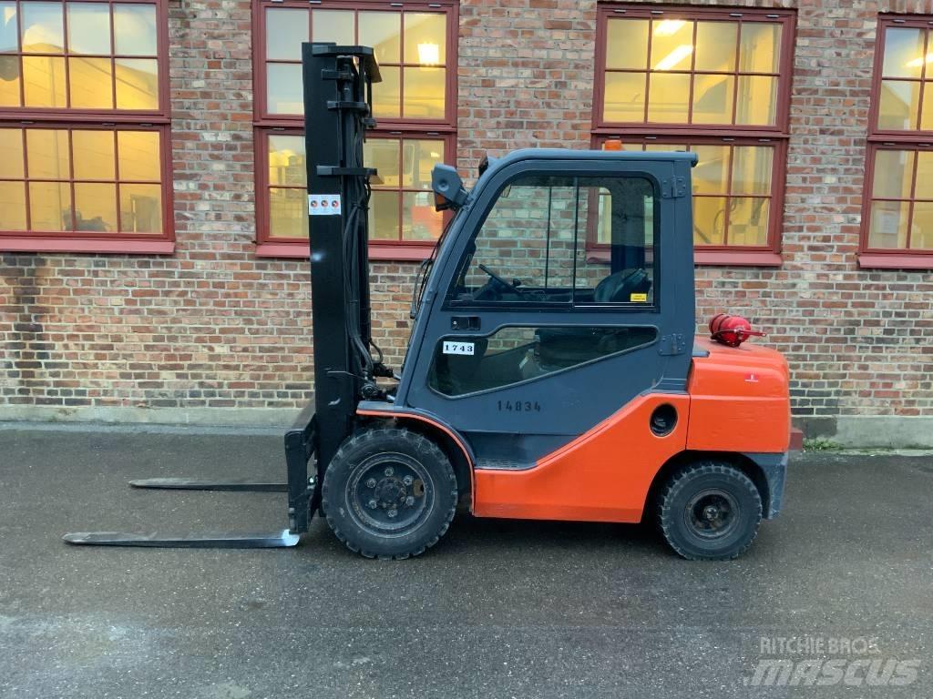 Toyota 02-8 FD F 30 Дизельні навантажувачі