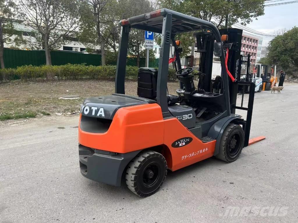 Toyota 3t Дизельні навантажувачі