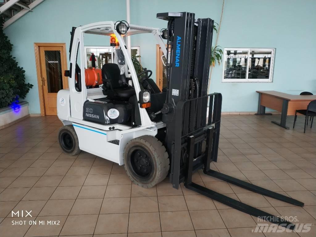 Nissan UGD-30 Газові навантажувачі