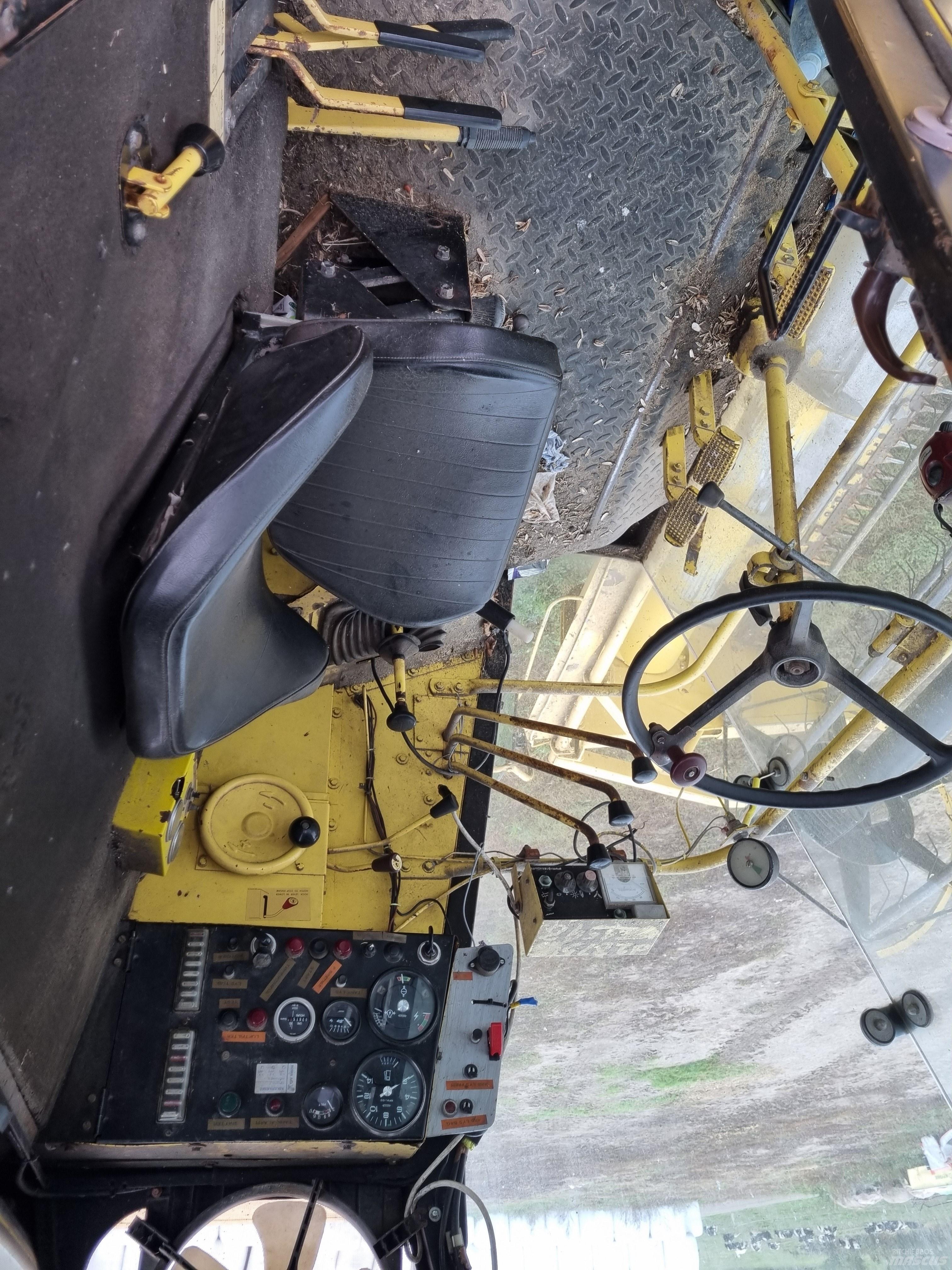 New Holland 8050 Зернозбиральні комбайни