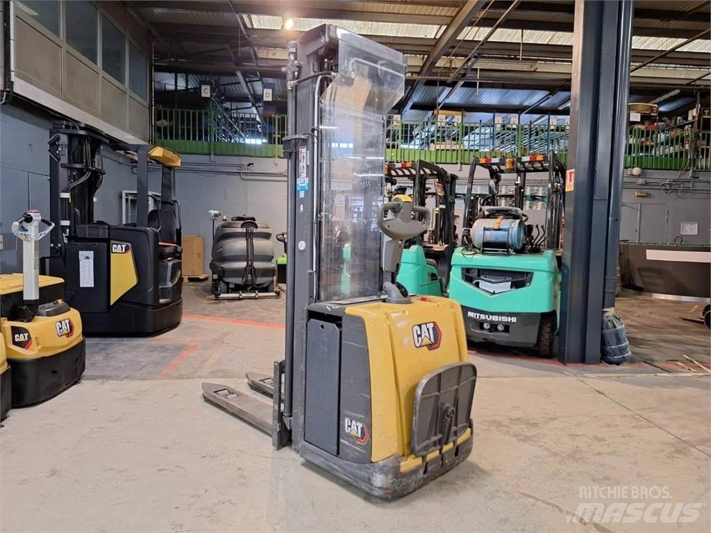 CAT NSV16P Самохідні електроштабелери