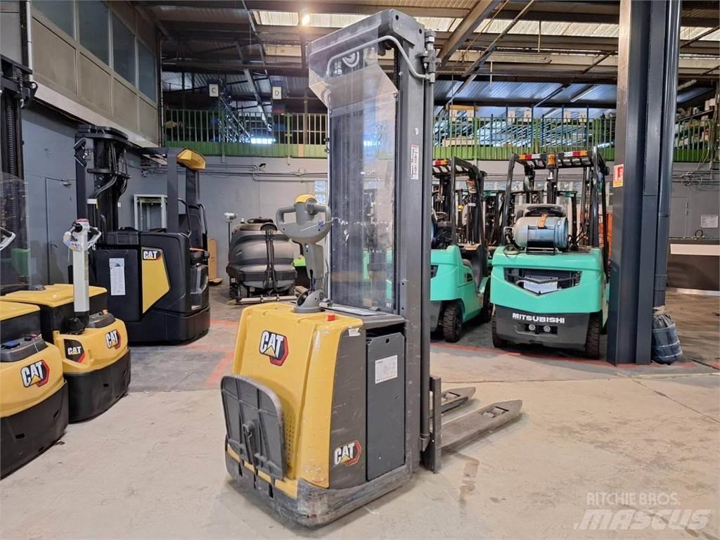 CAT NSV16P Самохідні електроштабелери
