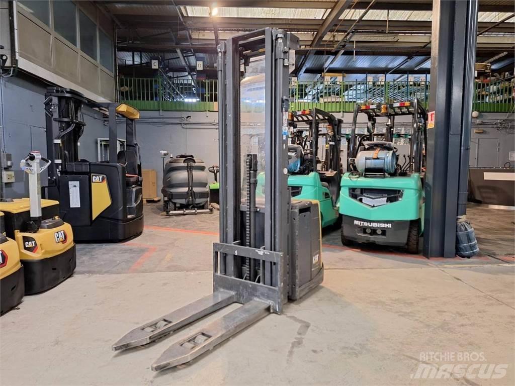 CAT NSV16P Самохідні електроштабелери