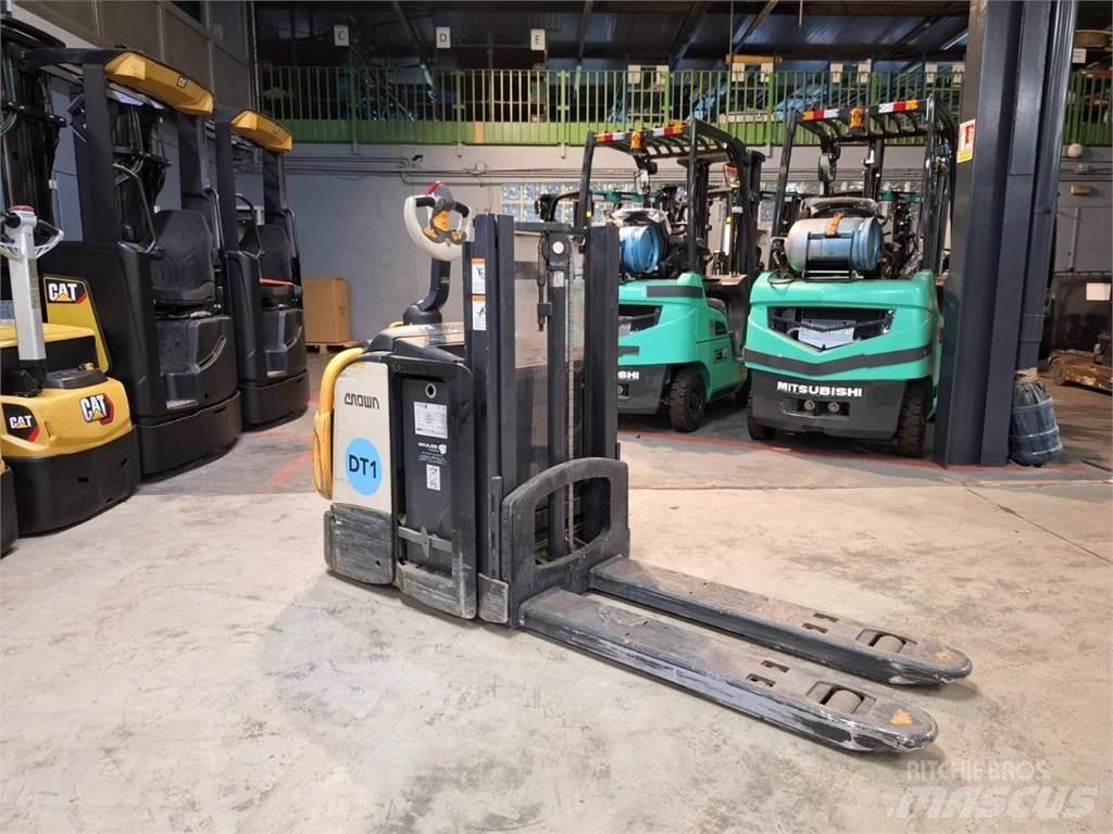 Crown DT3040 Самохідні електроштабелери