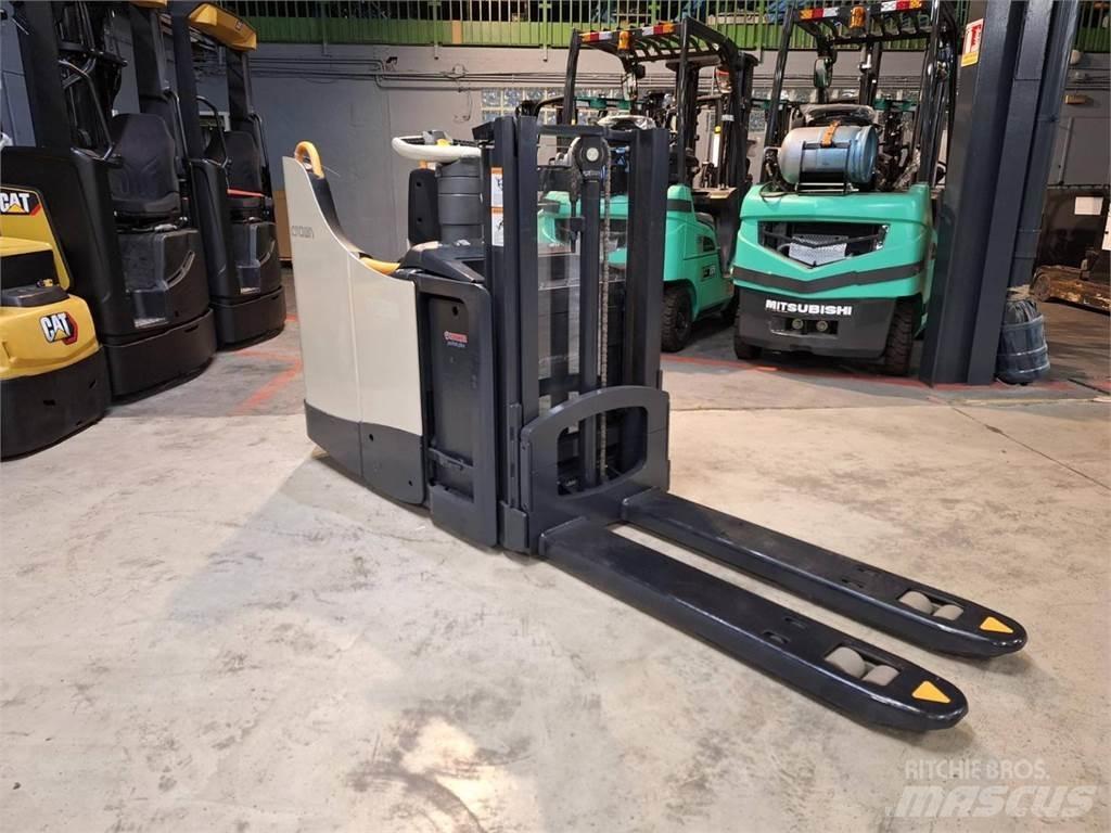 Crown DT3040 Самохідні електроштабелери