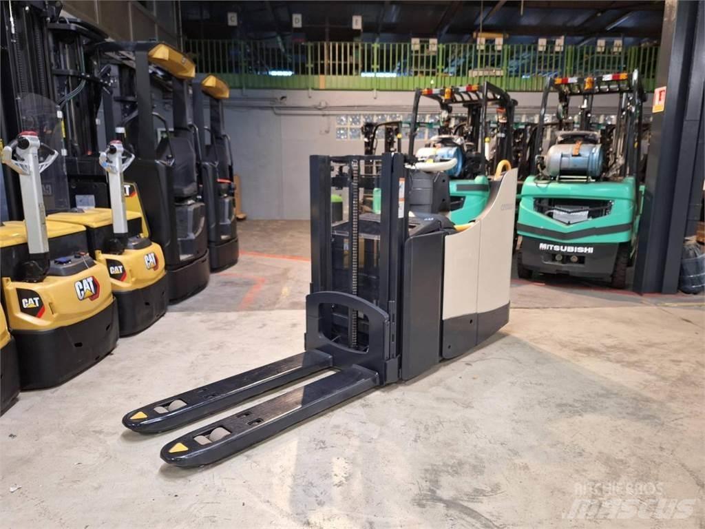 Crown DT3040 Самохідні електроштабелери