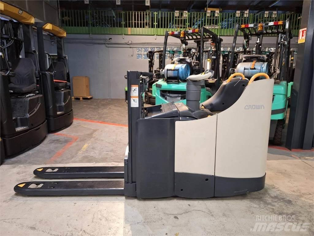 Crown DT3040 Самохідні електроштабелери