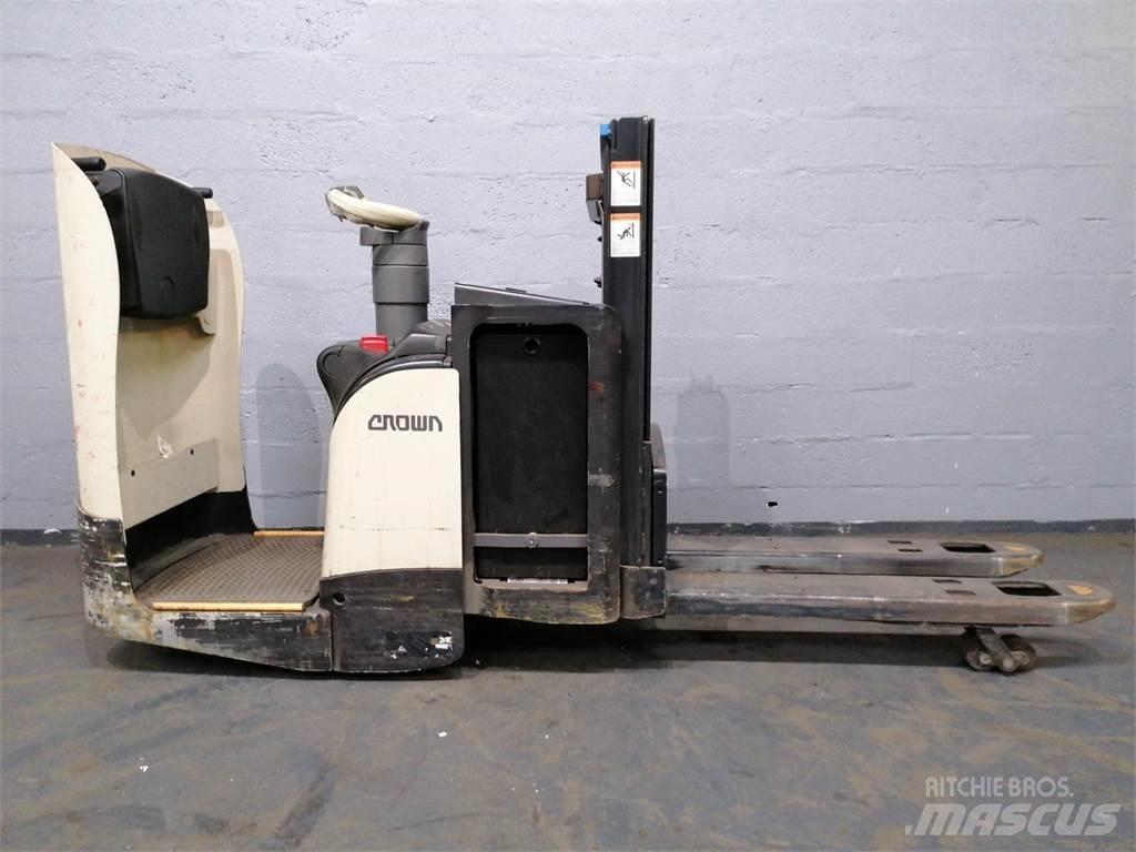 Crown DT3040 Самохідні електроштабелери