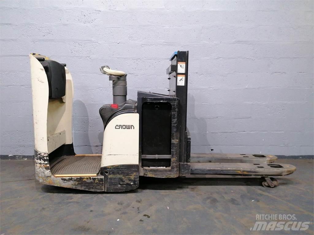 Crown DT3040 Самохідні електроштабелери