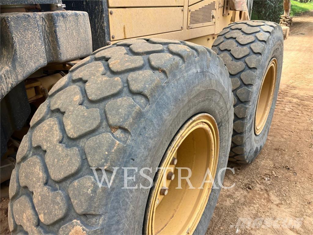 CAT 12M Грейдери