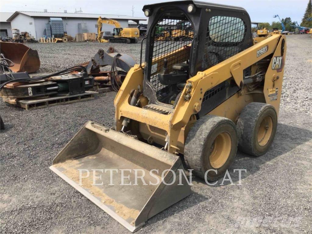CAT 226D3 Міні-навантажувачі