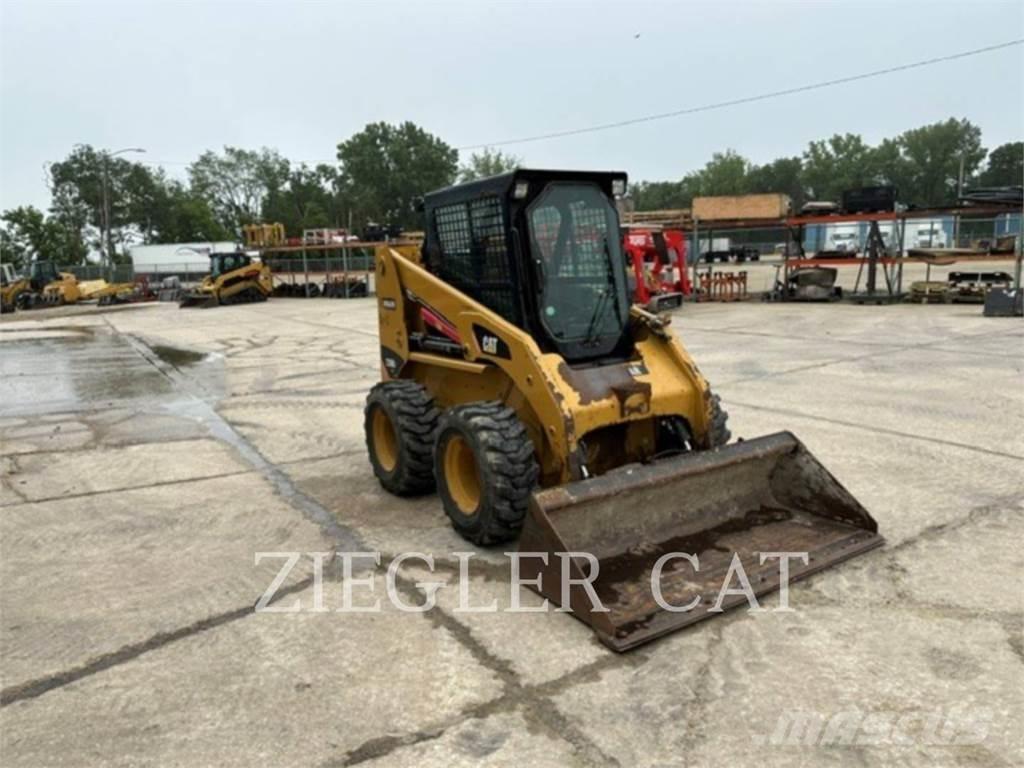 CAT 236B3 Міні-навантажувачі