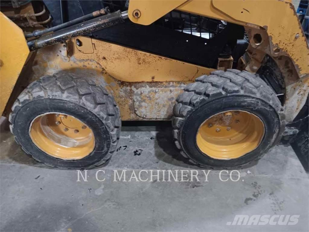 CAT 236D H2CN Міні-навантажувачі