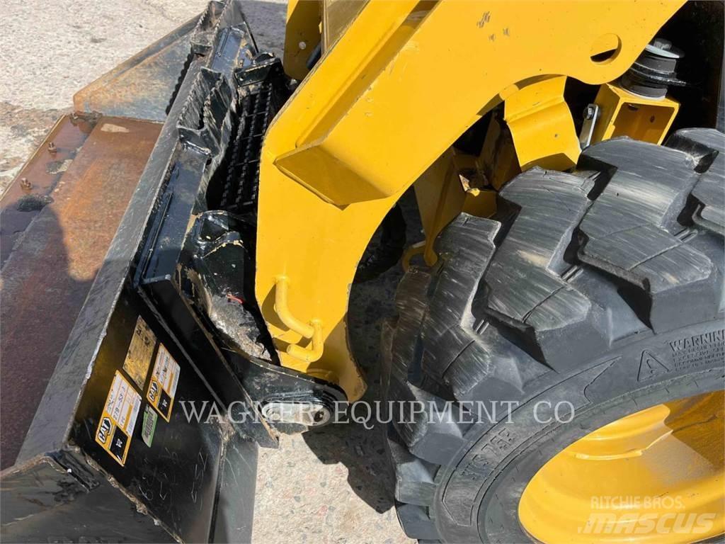 CAT 236D3 Міні-навантажувачі