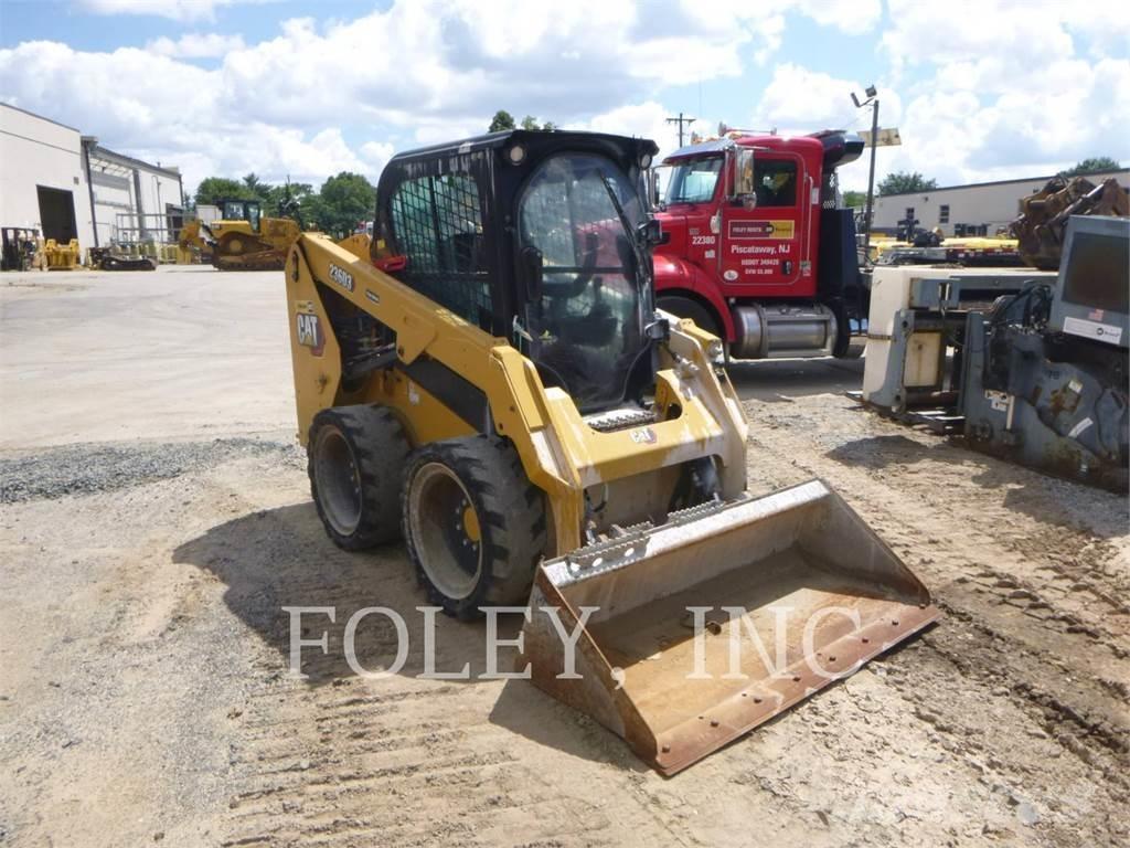 CAT 236D3 Міні-навантажувачі