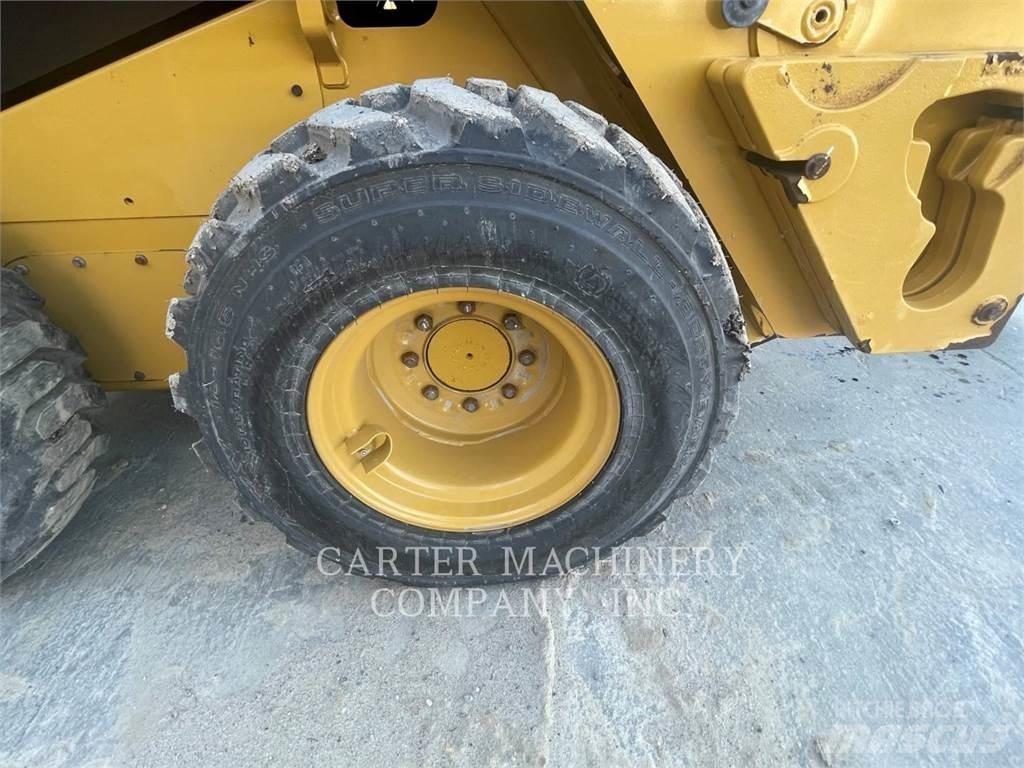 CAT 236D3 Міні-навантажувачі