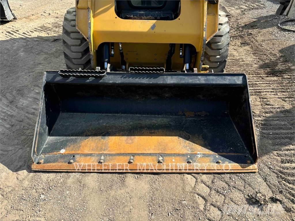 CAT 236D3 C3H2 Міні-навантажувачі