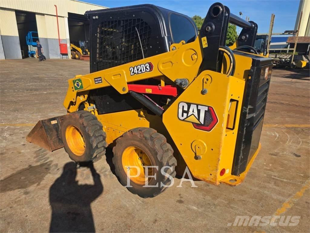 CAT 242 D Міні-навантажувачі