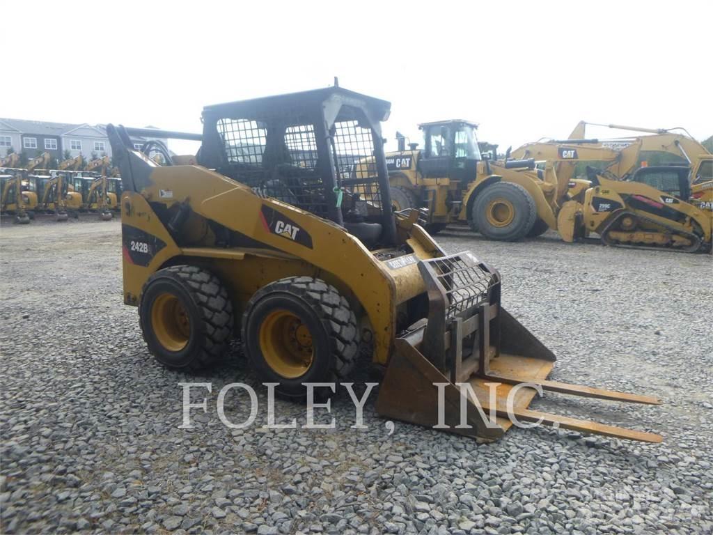 CAT 242B3 Міні-навантажувачі