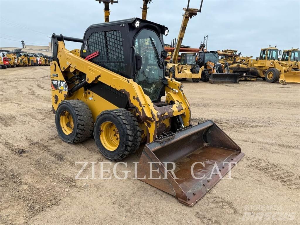 CAT 242D Міні-навантажувачі