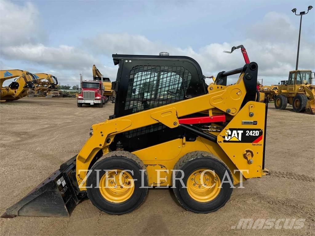 CAT 242D Міні-навантажувачі