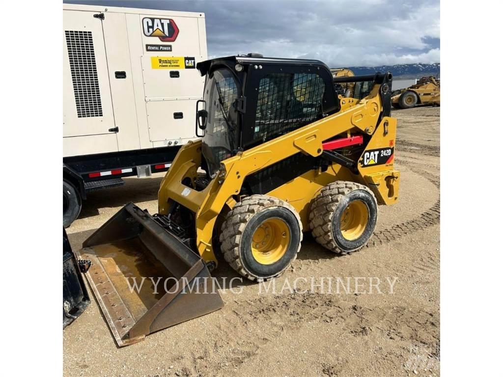 CAT 242D Міні-навантажувачі
