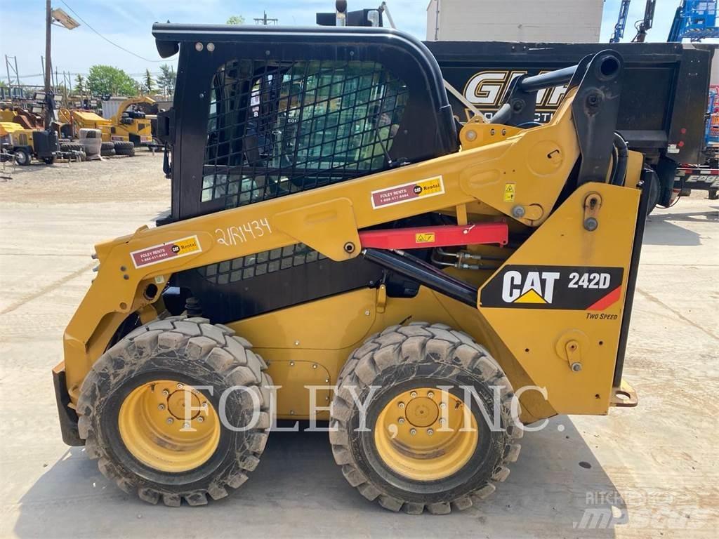 CAT 242D Міні-навантажувачі