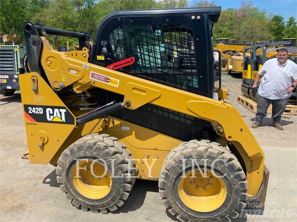 CAT 242D Міні-навантажувачі