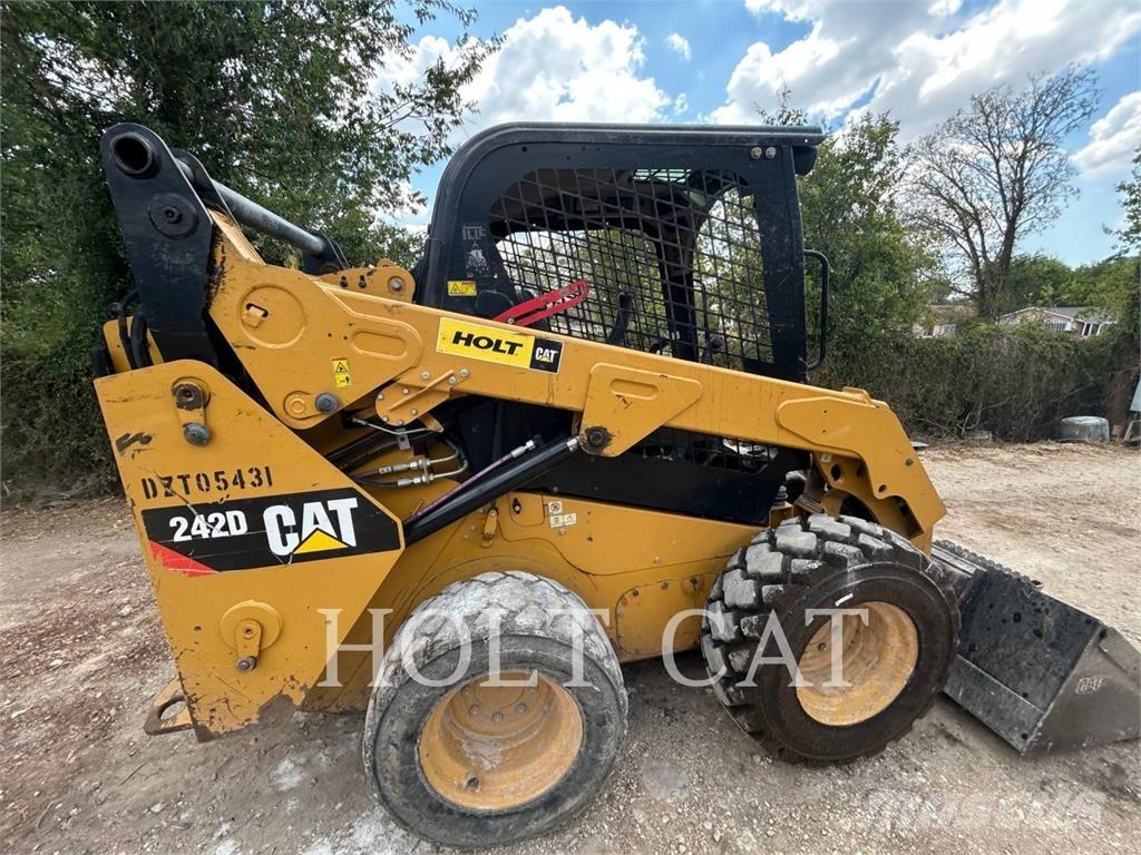 CAT 242D Міні-навантажувачі