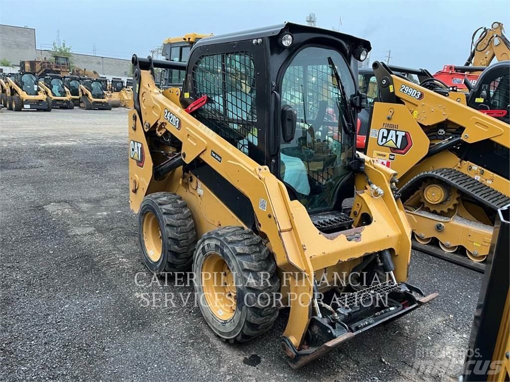 CAT 242D3 Міні-навантажувачі