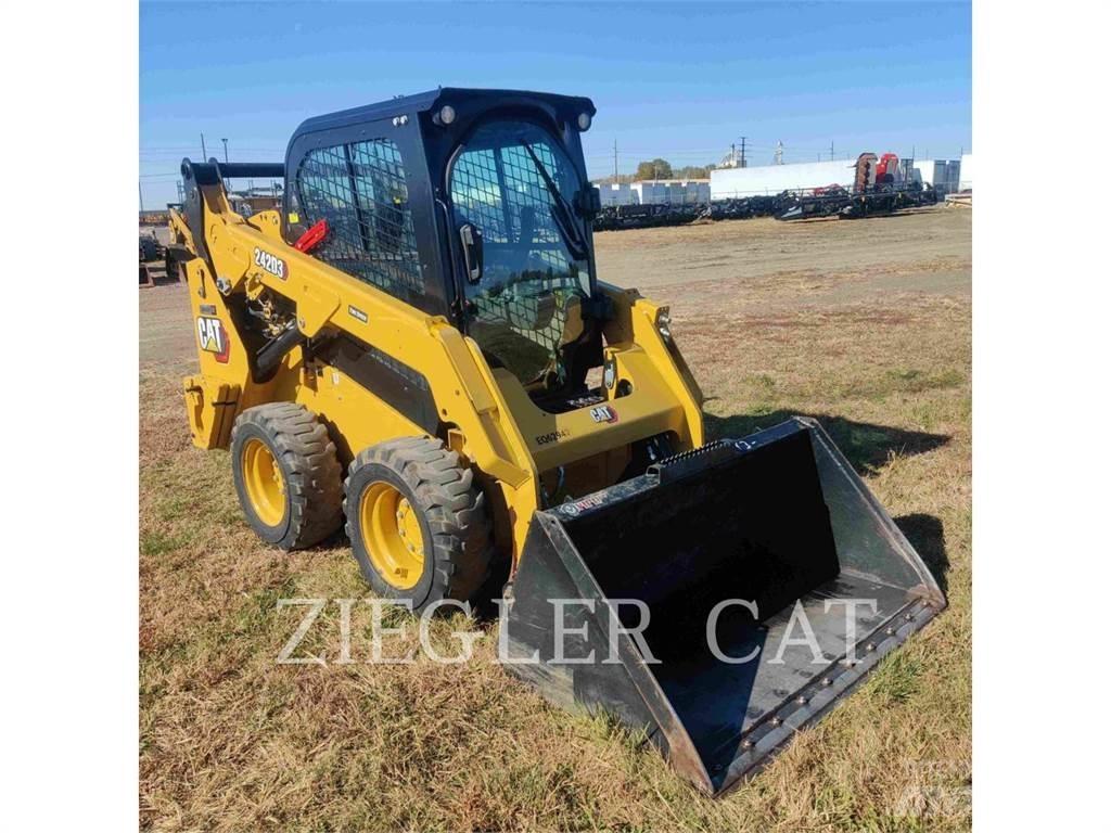 CAT 242D3 Міні-навантажувачі