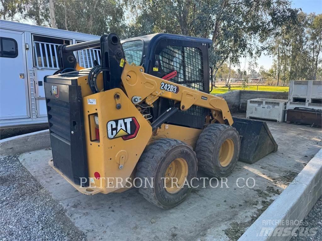 CAT 242D3 Міні-навантажувачі