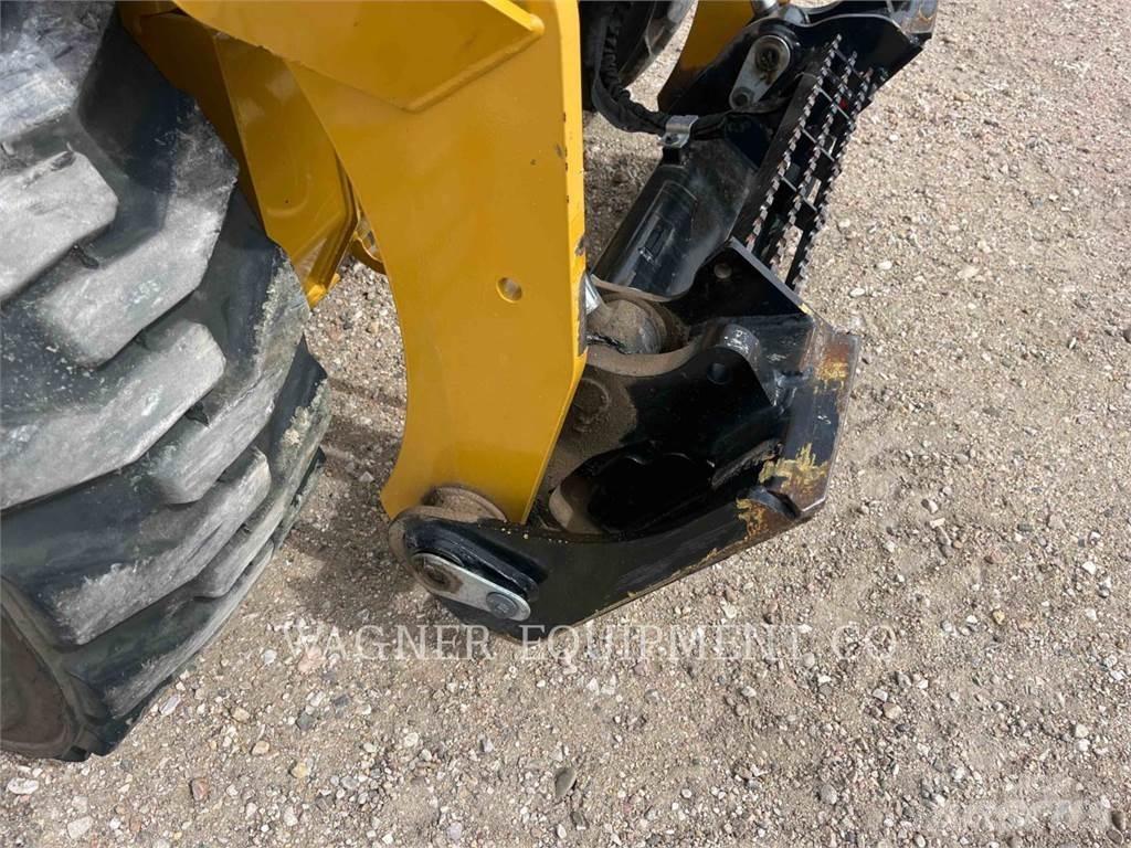 CAT 242D3 Міні-навантажувачі