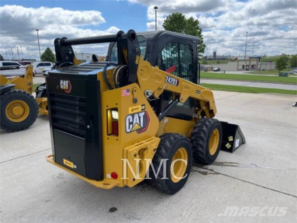 CAT 242D3 Міні-навантажувачі