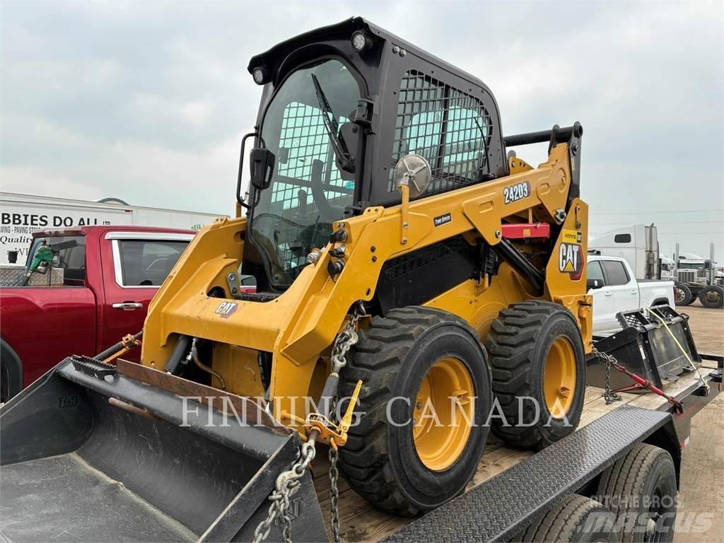 CAT 242D3 Міні-навантажувачі