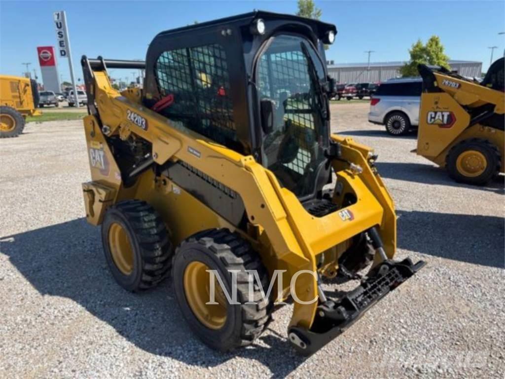 CAT 242D3 Міні-навантажувачі
