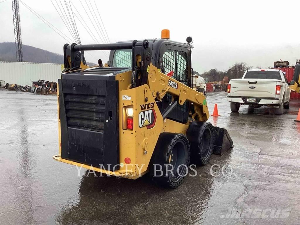 CAT 242D3 AC Міні-навантажувачі