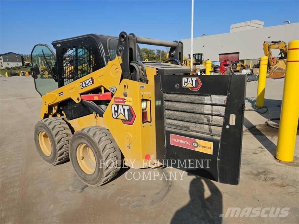 CAT 242D3STD2C Міні-навантажувачі