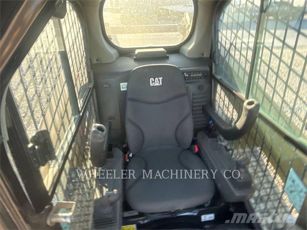 CAT 249D3 C3H2 Гусеничні вантажники
