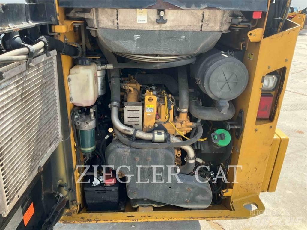 CAT 257D Гусеничні вантажники