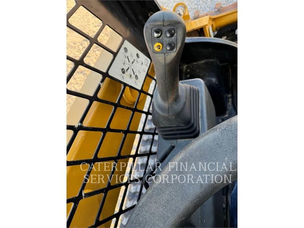 CAT 259D3 Гусеничні вантажники
